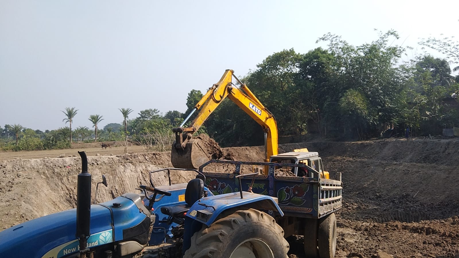 কৃষকদের ভুলিয়ে মাটি কাটছেন ইটভাটার মালিকরা