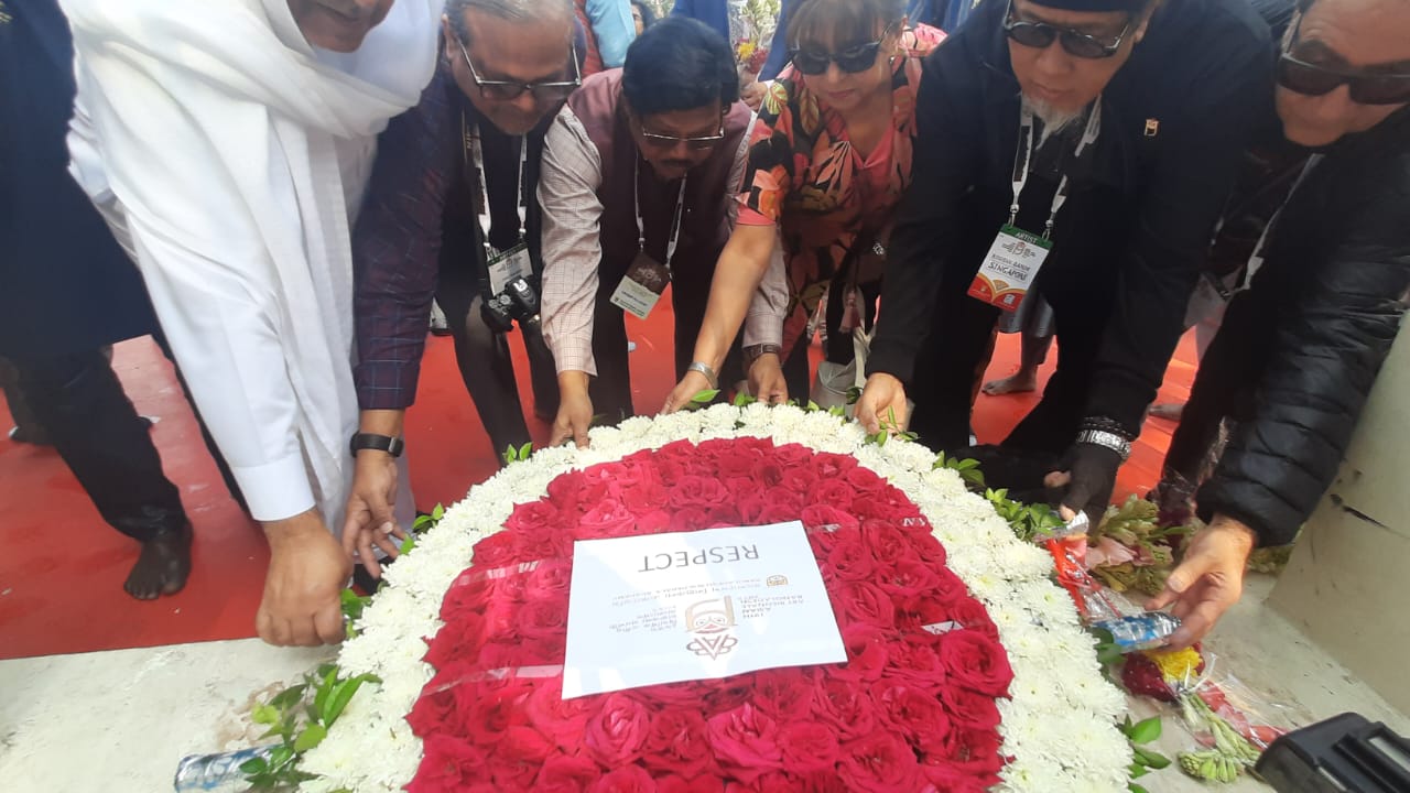 ভাষাশহিদদের প্রতি চারুকলা প্রদর্শনীতে আসা বিদেশিদের শ্রদ্ধা