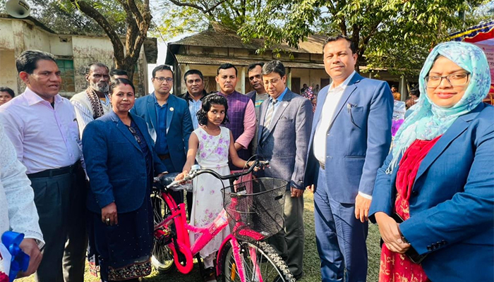 শান্তিগঞ্জে কিশোরীদের মাঝে বাইসাইকেল বিতরণ