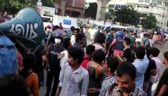 পুলিশের ওপর হামলার প্রতিবেদন ১২ জানুয়ারি