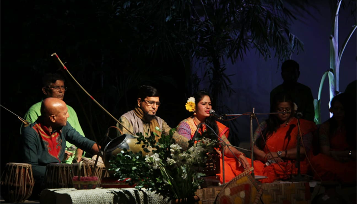 ‘কথা রাখ কাছে থাক যাইয়োনাগো দূরে’