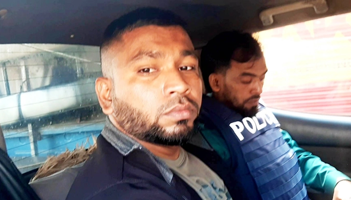 পুলিশ দেখে পালানোর সময় বাসযাত্রী আটক