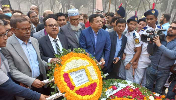 রায়েরবাজার বধ্যভূমিতে সর্বস্তরের মানুষের শ্রদ্ধা