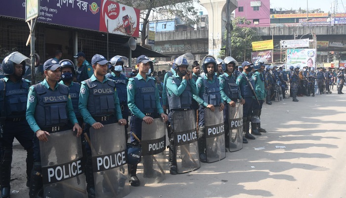 ফাঁকা ঢাকায় সতর্ক অবস্থানে পুলিশ