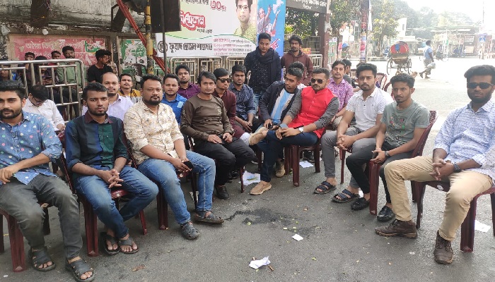 নাশকতা রুখতে ঢাবিতে ছাত্রলীগের অনড় অবস্থান, আটক ৫