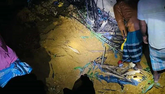 কক্সবাজারে পাহাড় ধস, নিহত এক পরিবারের ৪ জন
