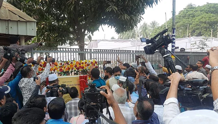 বিশৃঙ্খলার মাঝেও খেলার মাঠ উদ্বোধন করলেন মেয়র তাপস