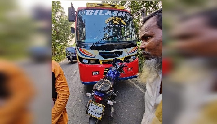 বোয়ালমারীর সড়কে ঝরল ইপিআই পোর্টারের প্রাণ