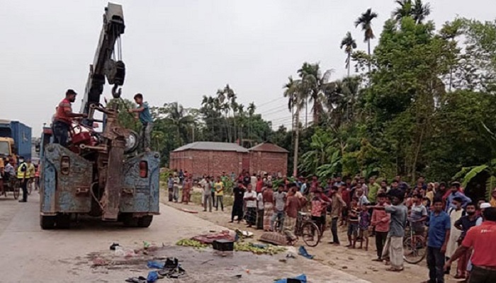 গাইবান্ধায় বাসচাপায় নিহত ৪