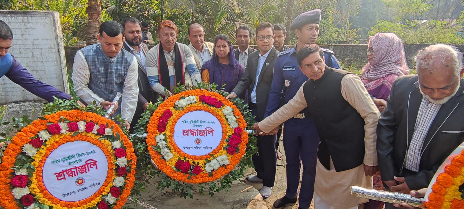 শান্তিগঞ্জে মুক্তিযোদ্ধার সমাধিতে উপজেলা প্রশাসনের পুষ্পস্তবক অর্পণ