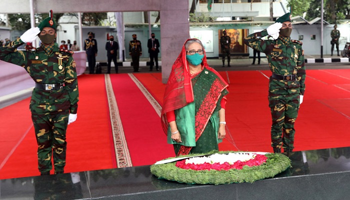 বঙ্গবন্ধুর প্রতিকৃতিতে প্রধানমন্ত্রীর শ্রদ্ধা