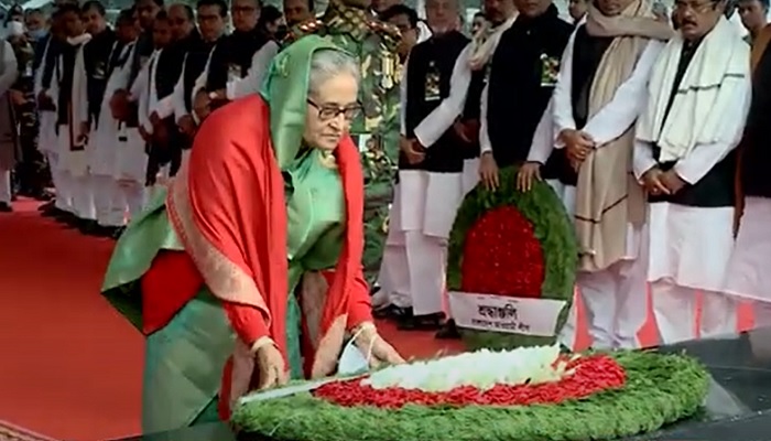 বঙ্গবন্ধুর প্রতিকৃতিতে প্রধানমন্ত্রীর শ্রদ্ধা