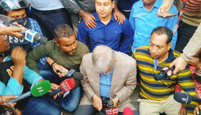 দলীয় কার্যালয়ের সামনে বসে পড়েছেন ফখরুল