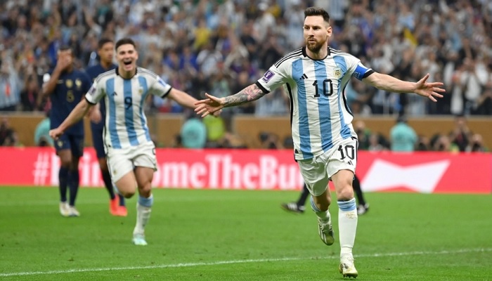 মহানায়ক মেসির হাতে বিশ্বকাপ