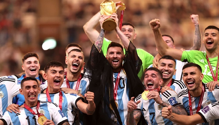 মহানায়ক মেসির হাতে বিশ্বকাপ
