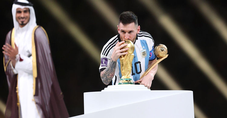 মহানায়ক মেসির হাতে বিশ্বকাপ