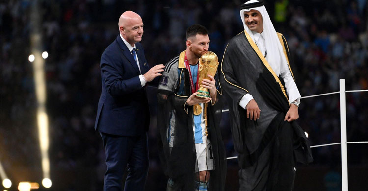 মহানায়ক মেসির হাতে বিশ্বকাপ