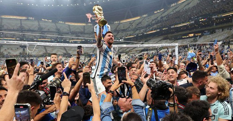 মহানায়ক মেসির হাতে বিশ্বকাপ