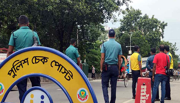 রাজধানীর প্রবেশ পথে চেকপোস্ট, যান চলাচল কম