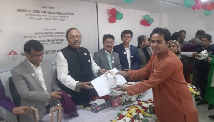 ডিএসইসি লেখক সম্মাননা পেলেন আরিফ মজুমদার