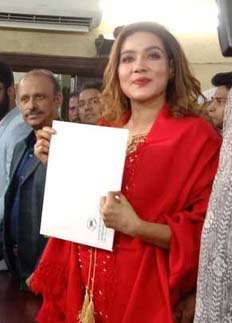 নৌকার মনোনয়ন ফরম কিনলেন মাহি