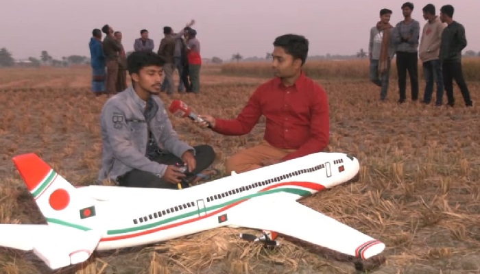 ডুমুরিয়ায় উড়োজাহাজ বানিয়ে আলোড়ন সৃষ্টি
