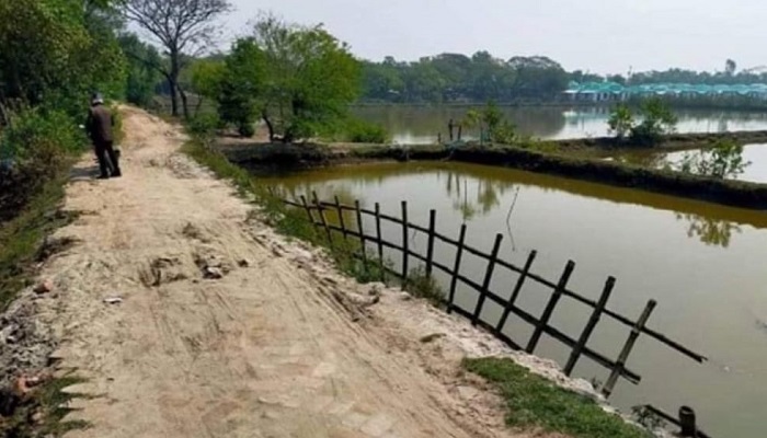 ডুমুরিয়ায় ধুলা-বালিতে চরম ভোগান্তি