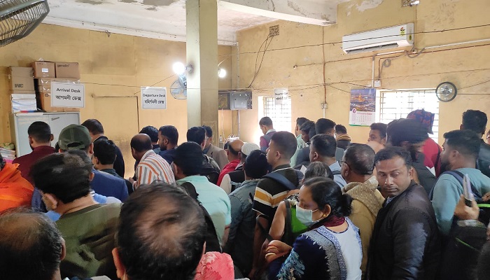 আখাউড়া স্থলবন্দরে ভারতগামী যাত্রীদের উপচে পড়া ভিড়