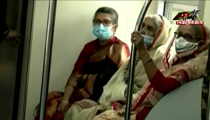 প্রধানমন্ত্রীকে নিয়ে ছুটলো ঐতিহাসিক মেট্রোরেল