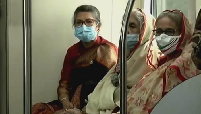 প্রধানমন্ত্রীকে নিয়ে ছুটলো ঐতিহাসিক মেট্রোরেল