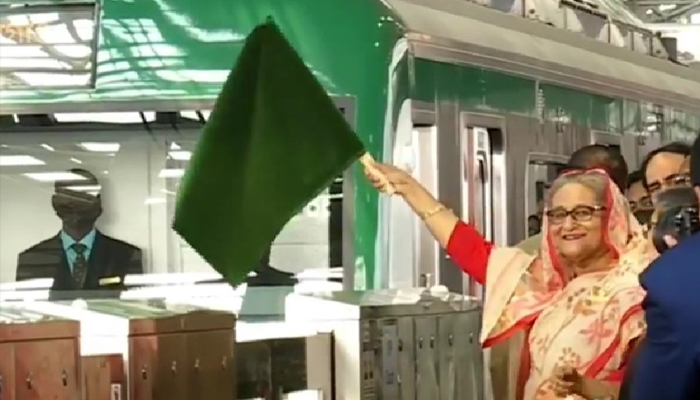 প্রধানমন্ত্রীকে নিয়ে ছুটলো ঐতিহাসিক মেট্রোরেল