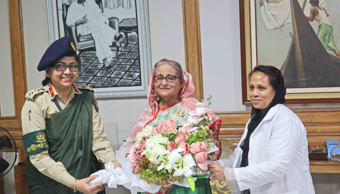 ঘনিষ্ঠদের শুভেচ্ছাসিক্ত প্রধানমন্ত্রী