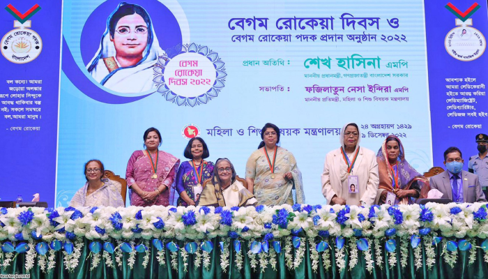 ৫ বিশিষ্ট নারীর হাতে রোকেয়া পদক