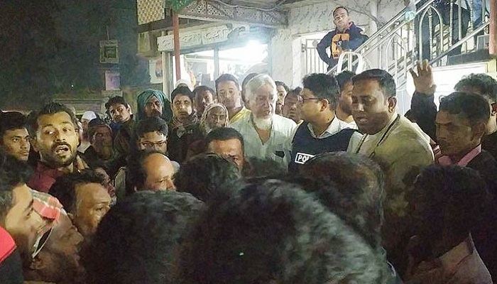 নারায়ণগঞ্জে ব্যবসায়ীকে লাঠিচার্জ, ডিবি পুলিশ অবরুদ্ধ