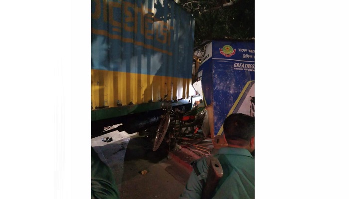 রাজধানীতে কাভার্ড ভ্যানের ধাক্কায় নিহত ২