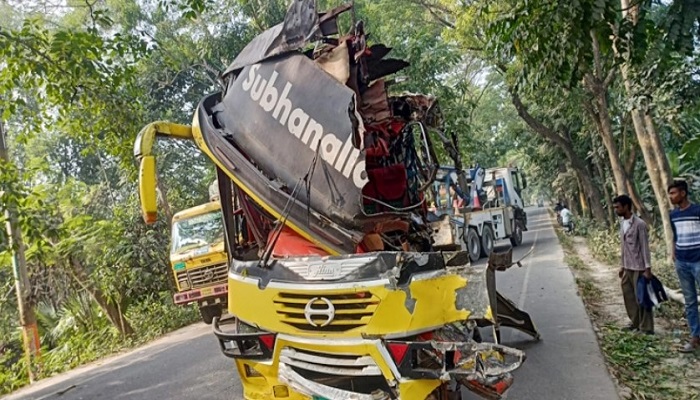বাসের চাকা ফেটে গাছে ধাক্কা, নিহত ২
