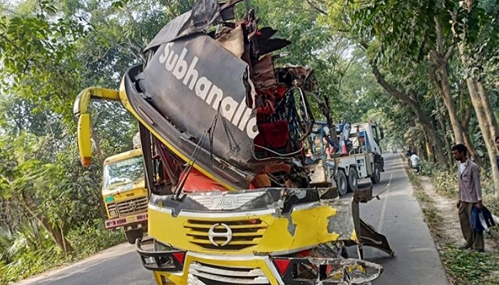 বাসের চাকা ফেটে গাছে ধাক্কা, নিহত ২