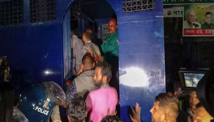 প্রিজন ভ্যানে বিএনপি নেতাকর্মীরা