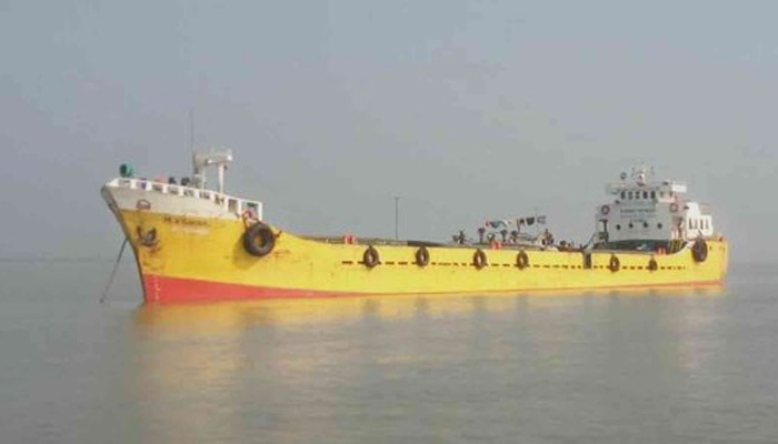 নাব্য সংকটে পদ্মায় আটকা জাহাজে চাঁদাবাজি