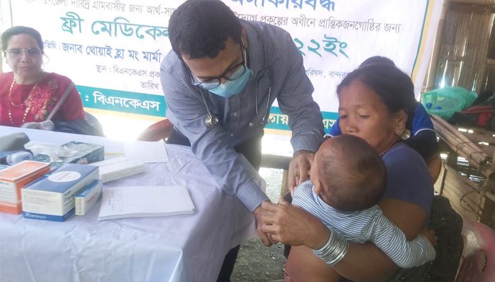 থানচিতে বিনা মূল্যে ঔষধ, চিকিৎসা পেলো হাজারো নারী-শিশু