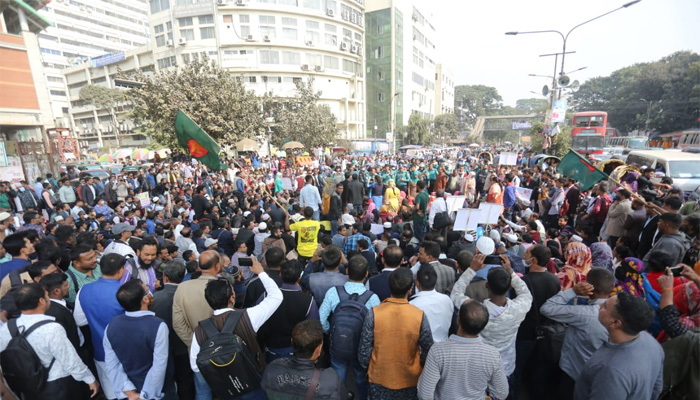 জাদুঘরের সামনে চাকরিপ্রত্যাশীদের অবস্থান