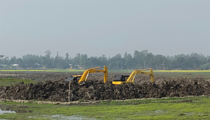পুকুর খননে জলাবদ্ধতায় হাজারো আবাদি জমি