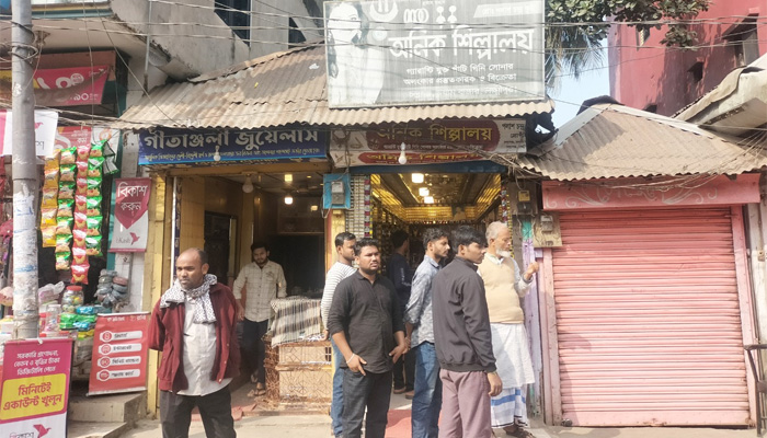 চন্দ্রগঞ্জে স্বর্ণের দোকানে রহস্যজনক চুরি