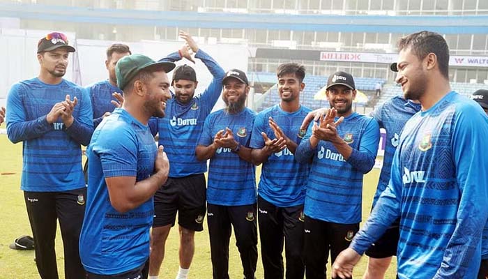 টস হেরে ফিল্ডিংয়ে বাংলাদেশ, অভিষেক জাকিরের
