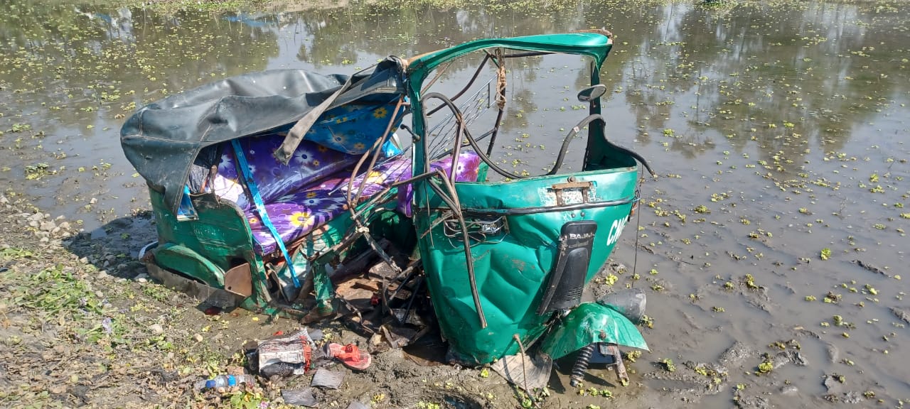 কুমিল্লায় অটোরিকশাকে ট্রেনের ধাক্কা, নিহত ৪