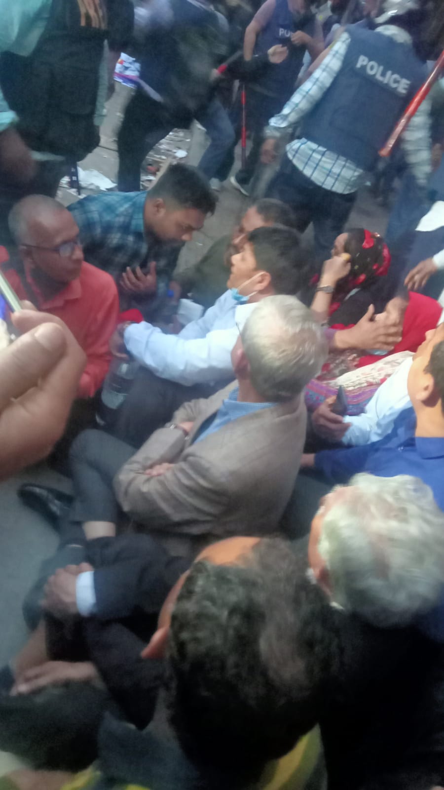দলীয় কার্যালয়ের সামনে বসে পড়েছেন ফখরুল