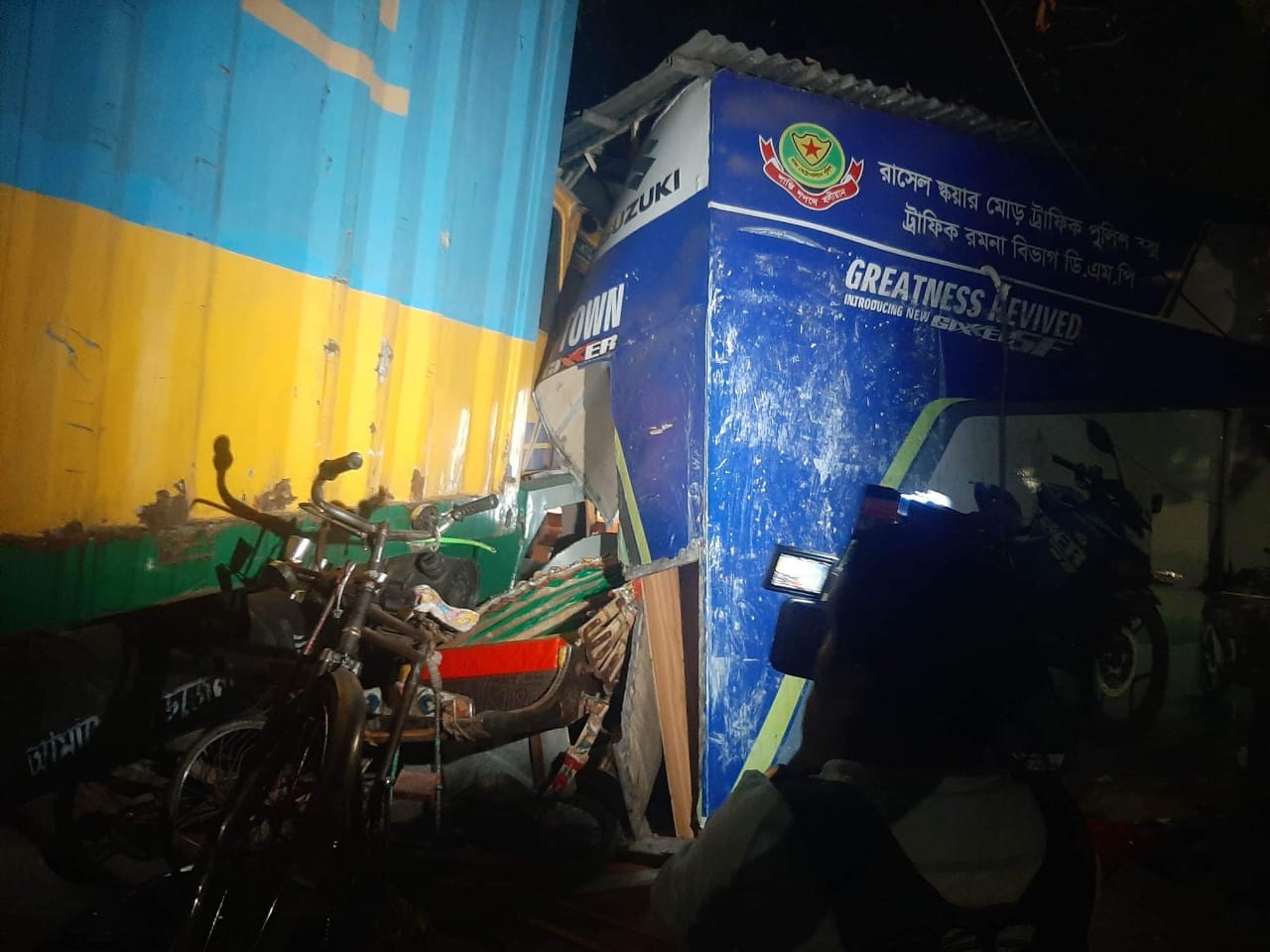 রাজধানীতে কাভার্ড ভ্যানের ধাক্কায় নিহত ২