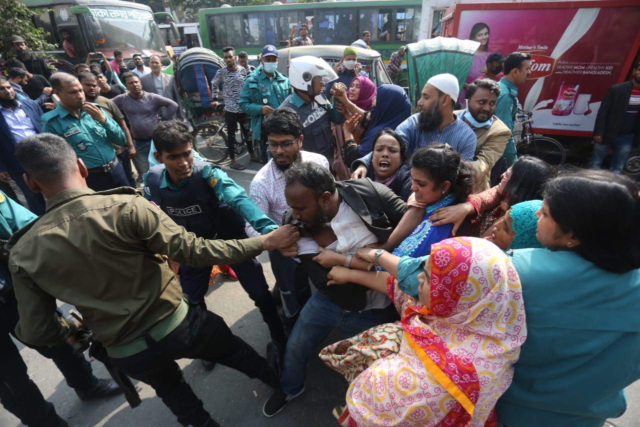 জাদুঘরের সামনে চাকরিপ্রত্যাশীদের অবস্থান