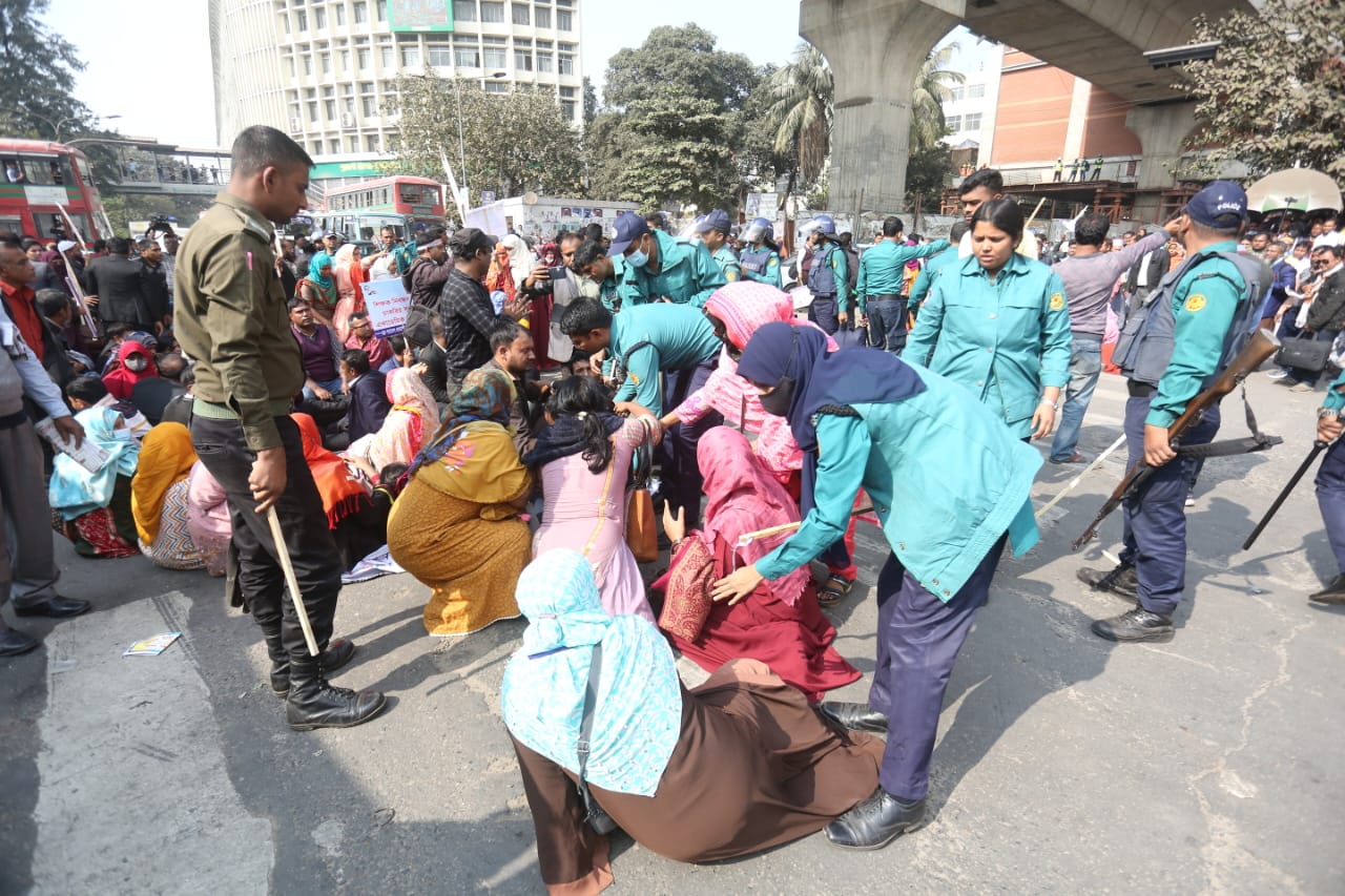 জাদুঘরের সামনে চাকরিপ্রত্যাশীদের অবস্থান