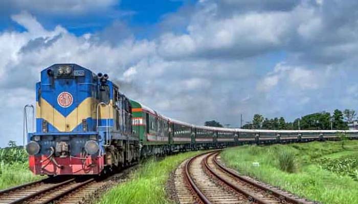 লাখ কোটি টাকার ৬৫ প্রকল্প ট্রেনে বাড়েনি যাত্রীসেবার মান